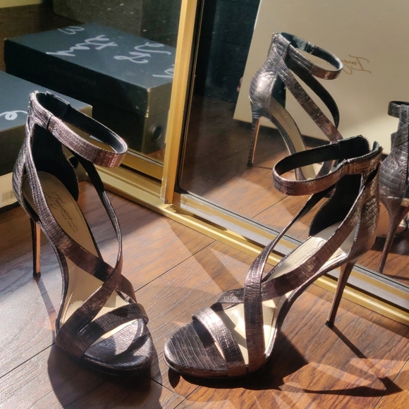 Elegant Vince Camuto Heels - Picture 4 of 7